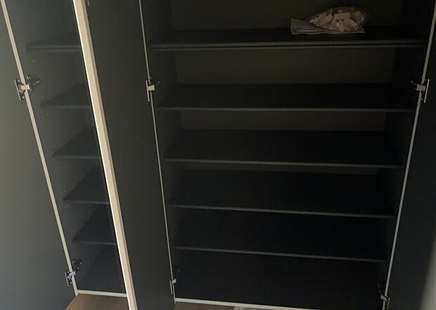 【玄関収納】玄関収納は、靴や傘、コートなどをスッキリと収納できるだけでなく、来客時に見せる顔となるため、家の顔とも言えます。収納量だけでなく、デザイン性も重視したいところです。ミラー付きの収納であれば、外出前の身だしなみチェックにも便利です。