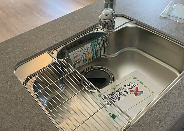 【キッチン水栓】キッチン水栓は、毎日必ず使うものだからこそ、使いやすさが重要です。シャワーヘッドの切り替えがスムーズか、吐水量が調節できるか、水しぶきが飛び散りにくい構造か、浄水機能が付いているかなど、日々の家事を快適にするための機能が数多くあります。また、デザインも多種多様なので、キッチン全体の雰囲気に合わせたものを選ぶことができます。
