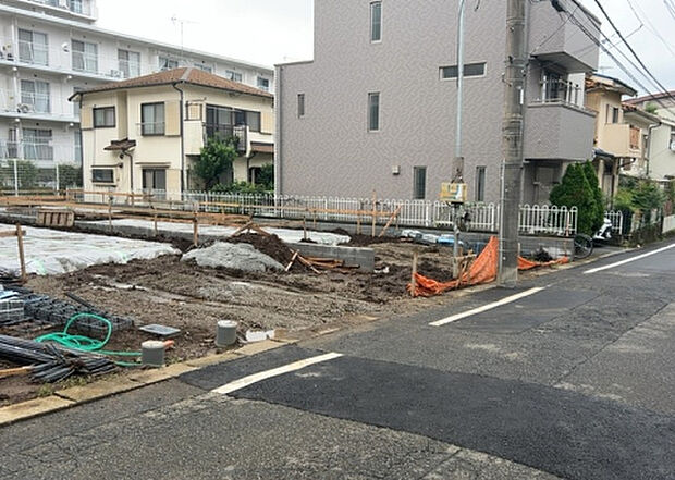【前面道路含む現地写真_2】お持ちの車種によっては前面道路が広い方が便利でしょう。しかし、前面道路が広ければその分交通量が多くなるため、騒音などが気になる場合があります。実際に現地を見学し、周辺交通量や騒音などを確認しましょう!
