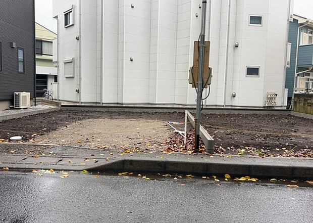 【その他設備】敷地内には、散水栓や立水栓があります。水道水を直接利用できるため、水を運ぶ手間を省くことが出来ます。大量の水を必要とする洗車作業や清掃などに役立ちます。その他設備とあわせて、現地でご確認ください。