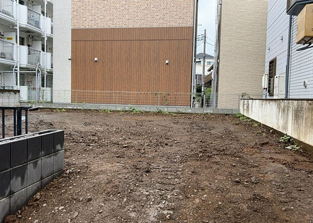 【その他設備】敷地内には、散水栓や立水栓があります。水道水を直接利用できるため、水を運ぶ手間を省くことが出来ます。大量の水を必要とする洗車作業や清掃などに役立ちます。その他設備とあわせて、現地でご確認ください。