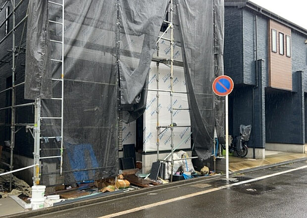 【前面道路含む現地写真_2】お持ちの車種によっては前面道路が広い方が便利でしょう。しかし、前面道路が広ければその分交通量が多くなるため、騒音などが気になる場合があります。実際に現地を見学し、周辺交通量や騒音などを確認しましょう!