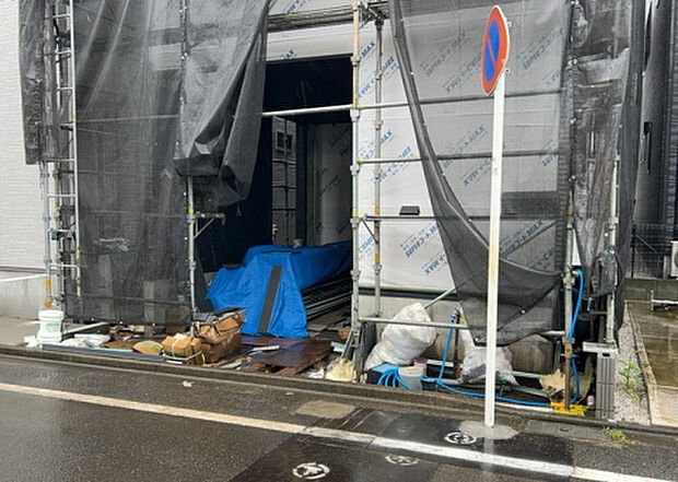 【内装】建物の上下階の通路である階段は、その位置によって動線や室内の印象が大きく左右されます。手摺にも重要な役割があり、転倒の防止・歩行や動作を円滑にして日常生活を支えることを主な目的として設置されています。
