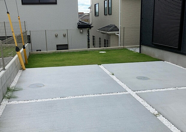 【庭_2】庭のある家に住むことのメリットとして、子どもたちの遊び場を確保できること、ガーデニングや家庭菜園を楽しめること、明るさを確保できることがあります。また、配置を工夫することでプライバシーが確保できます。