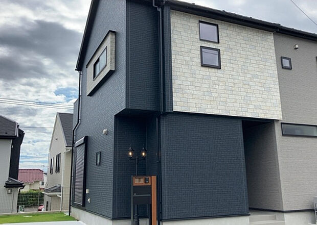 【外観_2】外観は建物の第一印象を決める重要な要素です。複数の方向から見ることで、建物の存在感や周辺との調和、デザインの良さなどがより明確に分かります。お気に入りの建物を見つけてみてください。