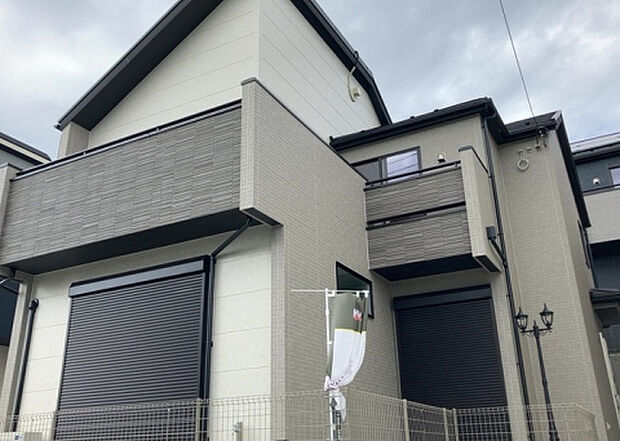 【庭_2】庭のある家に住むことのメリットとして、子どもたちの遊び場を確保できること、ガーデニングや家庭菜園を楽しめること、明るさを確保できることがあります。また、配置を工夫することでプライバシーが確保できます。