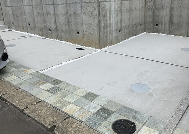【駐車場_2】駐車場と明記されていても、最小スペースでつくられた駐車場だと大型車は駐車できなかったり、出入りしにくくなったりする可能性があります。お車のサイズと購入したい物件の駐車場のサイズを現地で確認しましょう。