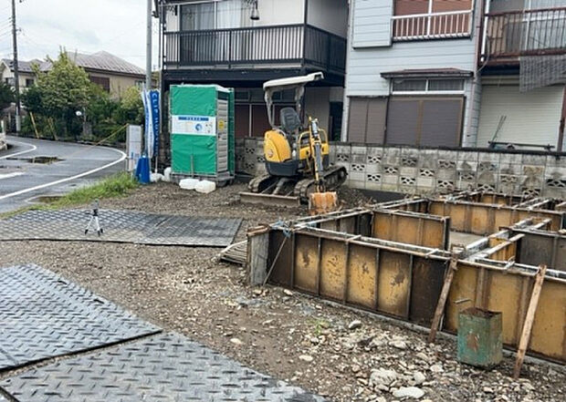 【庭_2】庭のある家に住むことのメリットとして、子どもたちの遊び場を確保できること、ガーデニングや家庭菜園を楽しめること、明るさを確保できることがあります。また、配置を工夫することでプライバシーが確保できます。
