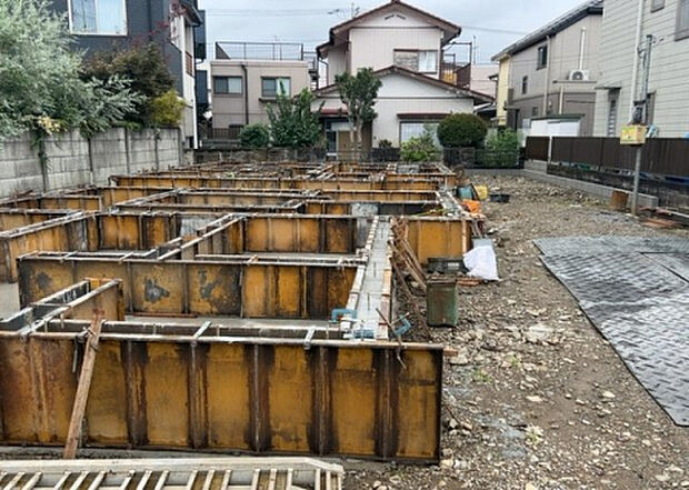 【玄関_2】玄関は、狭すぎると複数人で使いにくく、広すぎても無駄な空間になりがちです。最低2畳を目安にして、家の広さとの兼ね合いや家族の人数を考慮して決めるとよいでしょう。現地を見学して快適な玄関を選びましょう!