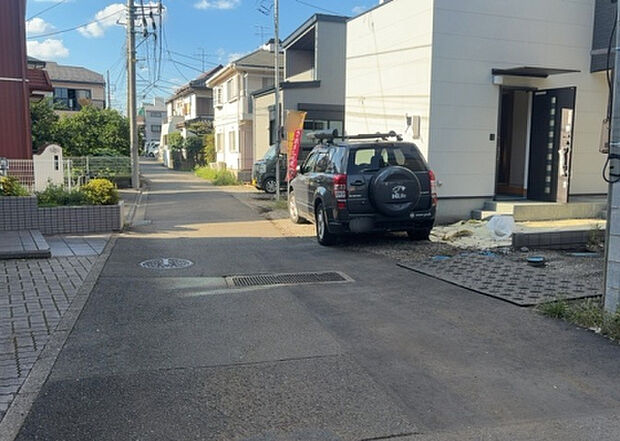 【前面道路含む現地写真_2】お持ちの車種によっては前面道路が広い方が便利でしょう。しかし、前面道路が広ければその分交通量が多くなるため、騒音などが気になる場合があります。実際に現地を見学し、周辺交通量や騒音などを確認しましょう！