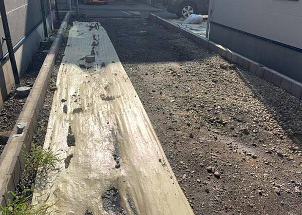 【駐車場】駐車場と明記されていても、最小スペースでつくられた駐車場だと大型車は駐車できなかったり、出入りしにくくなったりする可能性があります。お車のサイズと購入したい物件の駐車場のサイズを現地で確認しましょう。