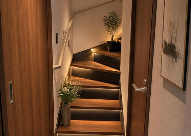 【内装】建物の上下階の通路である階段は、その位置によって動線や室内の印象が大きく左右されます。手摺にも重要な役割があり、転倒の防止・歩行や動作を円滑にして日常生活を支えることを主な目的として設置されています。