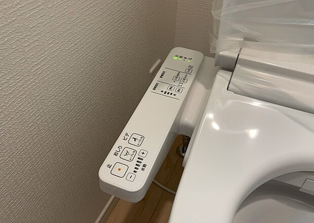 【ウォシュレット(リモコン)】ウォシュレットは、衛生面だけでなく、快適性も向上させる便利な設備です。洗浄機能の種類や水温調節機能など、様々な機能が付いたものが多くあります。リモコンも、操作が簡単で、使いやすいものを選びましょう。