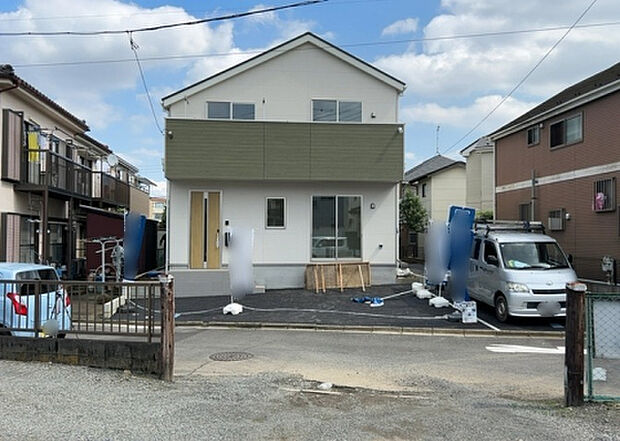 【前面道路含む現地写真_2】お持ちの車種によっては前面道路が広い方が便利でしょう。しかし、前面道路が広ければその分交通量が多くなるため、騒音などが気になる場合があります。実際に現地を見学し、周辺交通量や騒音などを確認しましょう!