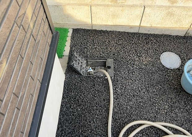 【その他設備】敷地内には、散水栓や立水栓があります。水道水を直接利用できるため、水を運ぶ手間を省くことが出来ます。大量の水を必要とする洗車作業や清掃などに役立ちます。その他設備とあわせて、現地でご確認ください。