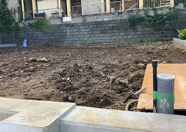 【外観_3】現地に行くなら、物件の周囲の地形がどうなっているかを見ることも大切です。周辺より低くなっている土地では、大雨などで水が集まりやすいため、地盤が弱くなっているということも考えられるため、注意が必要です。