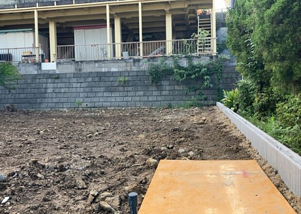 【玄関】玄関は家の顔でもあり、家族以外の目にも止まる場所です。玄関は外との間を仕切る扉、靴などをしまっておく収納スペース、靴脱ぎのたたきスペース、来客とのやり取りをするドアホンなど複数のアイテムからなります。
