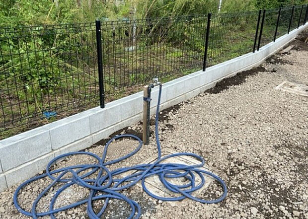 【その他設備】敷地内には、散水栓や立水栓があります。水道水を直接利用できるため、水を運ぶ手間を省くことが出来ます。大量の水を必要とする洗車作業や清掃などに役立ちます。その他設備とあわせて、現地でご確認ください。