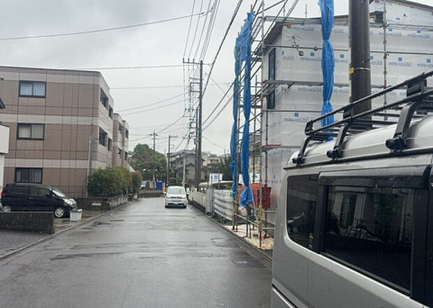 【前面道路含む現地写真_2】前面道路の幅員や歩道の有無、近隣の建物との距離感などは、実際の生活の利便性や安全性に大きく影響します。複数のアングルから前面道路の状況を確認することで、より具体的に生活イメージを描けます。