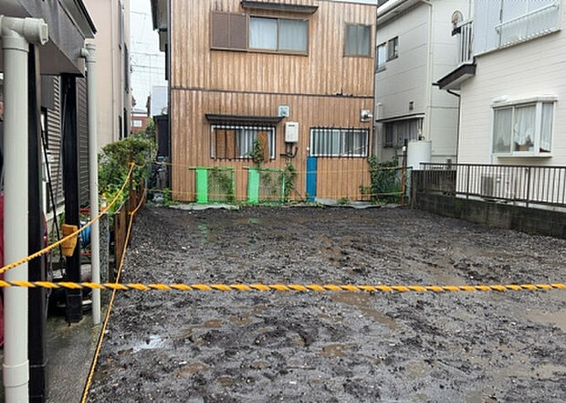 【庭_2】庭のある家に住むことのメリットとして、子どもたちの遊び場を確保できること、ガーデニングや家庭菜園を楽しめること、明るさを確保できることがあります。また、配置を工夫することでプライバシーが確保できます。