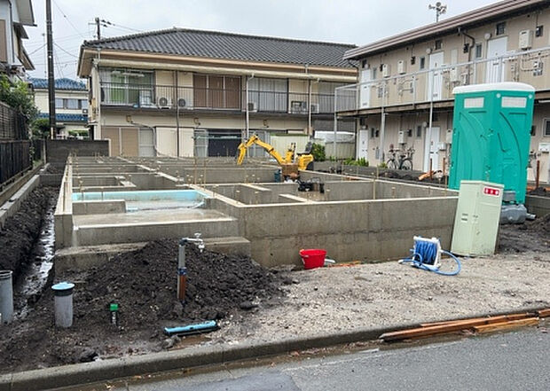 【玄関_2】玄関は、狭すぎると複数人で使いにくく、広すぎても無駄な空間になりがちです。最低2畳を目安にして、家の広さとの兼ね合いや家族の人数を考慮して決めるとよいでしょう。現地を見学して快適な玄関を選びましょう！