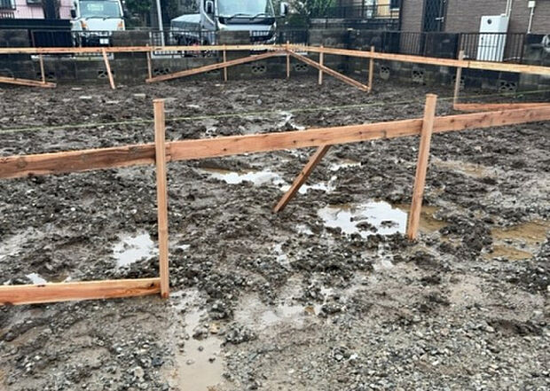 【玄関_2】玄関は、狭すぎると複数人で使いにくく、広すぎても無駄な空間になりがちです。最低2畳を目安にして、家の広さとの兼ね合いや家族の人数を考慮して決めるとよいでしょう。現地を見学して快適な玄関を選びましょう!