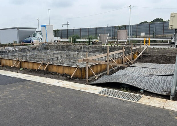 【前面道路含む現地写真_2】前面道路の幅員や歩道の有無、近隣の建物との距離感などは、実際の生活の利便性や安全性に大きく影響します。複数のアングルから前面道路の状況を確認することで、より具体的に生活イメージを描けます。