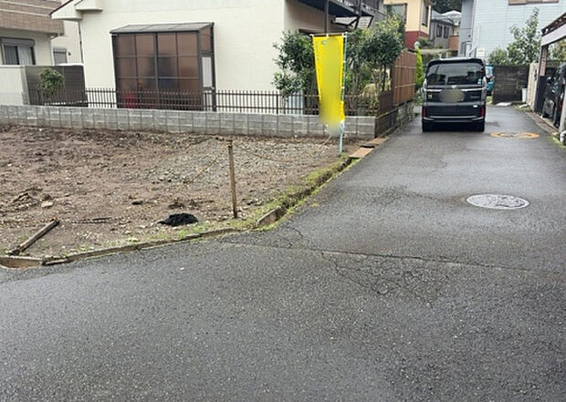 【前面道路含む現地写真_2】前面道路の幅員や歩道の有無、近隣の建物との距離感などは、実際の生活の利便性や安全性に大きく影響します。複数のアングルから前面道路の状況を確認することで、より具体的に生活イメージを描けます。