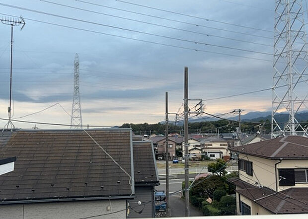 【物件からの展望】眺望を気にして物件を探す場合、前面に建物が建っていないか現地で確認しましょう！前面に建物があると景色はもちろん、日当たりや風通しにも影響が出てきます。住んだ時のことを想像しながら現地見学をしましょう。