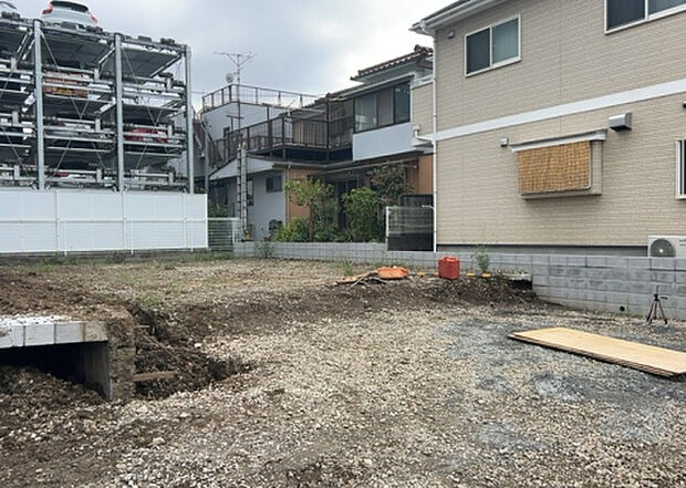 【外観_3】現地に行くなら、物件の周囲の地形がどうなっているかを見ることも大切です。周辺より低くなっている土地では、大雨などで水が集まりやすいため、地盤が弱くなっているということも考えられるため、注意が必要です。