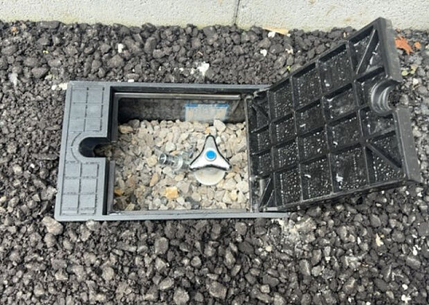 【その他設備】敷地内には、散水栓や立水栓があります。水道水を直接利用できるため、水を運ぶ手間を省くことが出来ます。大量の水を必要とする洗車作業や清掃などに役立ちます。その他設備とあわせて、現地でご確認ください。