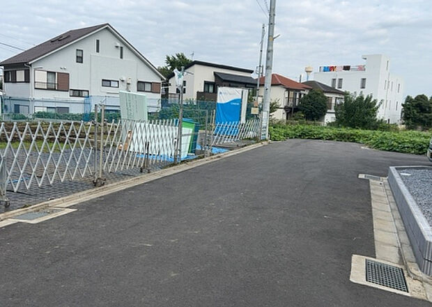 【前面道路含む現地写真_2】前面道路の幅員や歩道の有無、近隣の建物との距離感などは、実際の生活の利便性や安全性に大きく影響します。複数のアングルから前面道路の状況を確認することで、より具体的に生活イメージを描けます。