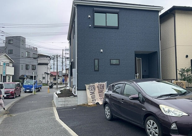 【前面道路含む現地写真_2】お持ちの車種によっては前面道路が広い方が便利でしょう。しかし、前面道路が広ければその分交通量が多くなるため、騒音などが気になる場合があります。実際に現地を見学し、周辺交通量や騒音などを確認しましょう!