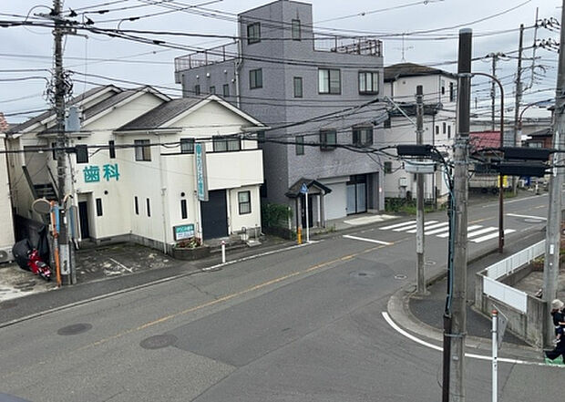 【物件からの展望】眺望を気にして物件を探す場合、前面に建物が建っていないか現地で確認しましょう!前面に建物があると景色はもちろん、日当たりや風通しにも影響が出てきます。住んだ時のことを想像しながら現地見学をしましょう。