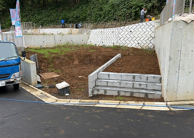 【前面道路含む現地写真_2】前面道路の幅員や歩道の有無、近隣の建物との距離感などは、実際の生活の利便性や安全性に大きく影響します。複数のアングルから前面道路の状況を確認することで、より具体的に生活イメージを描けます。