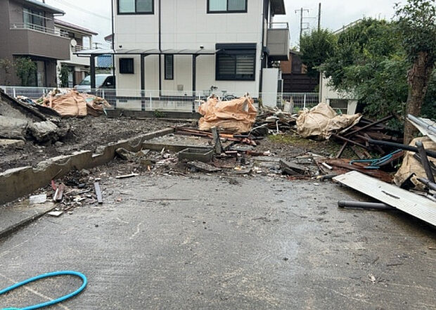 【その他設備】敷地内には、散水栓や立水栓があります。水道水を直接利用できるため、水を運ぶ手間を省くことが出来ます。大量の水を必要とする洗車作業や清掃などに役立ちます。その他設備とあわせて、現地でご確認ください。