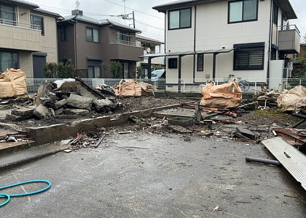 【玄関】玄関は家の顔でもあり、家族以外の目にも止まる場所です。玄関は外との間を仕切る扉、靴などをしまっておく収納スペース、靴脱ぎのたたきスペース、来客とのやり取りをするドアホンなど複数のアイテムからなります。