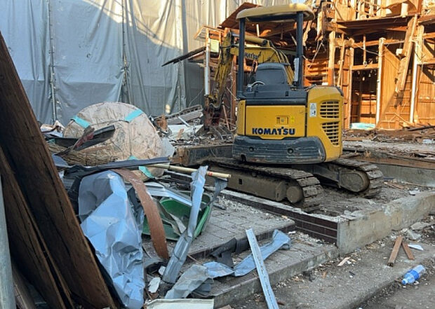 【外観_3】現地に行くなら、物件の周囲の地形がどうなっているかを見ることも大切です。周辺より低くなっている土地では、大雨などで水が集まりやすいため、地盤が弱くなっているということも考えられるため、注意が必要です。