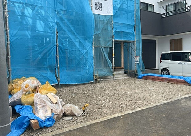 【前面道路含む現地写真_2】前面道路の幅員や歩道の有無、近隣の建物との距離感などは、実際の生活の利便性や安全性に大きく影響します。複数のアングルから前面道路の状況を確認することで、より具体的に生活イメージを描けます。