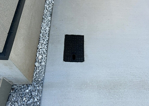 【その他設備】敷地内には、散水栓や立水栓があります。水道水を直接利用できるため、水を運ぶ手間を省くことが出来ます。大量の水を必要とする洗車作業や清掃などに役立ちます。その他設備とあわせて、現地でご確認ください。