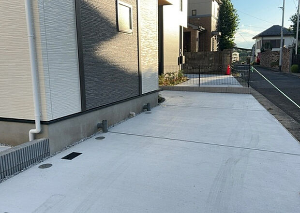 【駐車場】駐車場と明記されていても、最小スペースでつくられた駐車場だと大型車は駐車できなかったり、出入りしにくくなったりする可能性があります。お車のサイズと購入したい物件の駐車場のサイズを現地で確認しましょう。