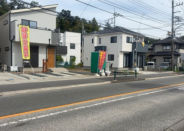 【前面道路含む現地写真_2】お持ちの車種によっては前面道路が広い方が便利でしょう。しかし、前面道路が広ければその分交通量が多くなるため、騒音などが気になる場合があります。実際に現地を見学し、周辺交通量や騒音などを確認しましょう！