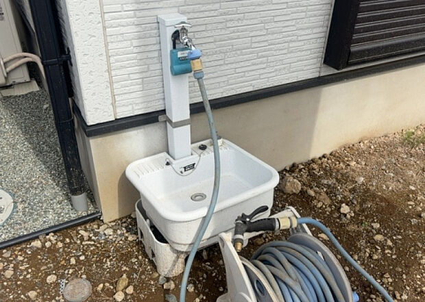 【その他設備】敷地内には、散水栓や立水栓があります。水道水を直接利用できるため、水を運ぶ手間を省くことが出来ます。大量の水を必要とする洗車作業や清掃などに役立ちます。その他設備とあわせて、現地でご確認ください。