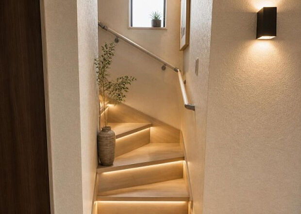 【内装】建物の上下階の通路である階段は、その位置によって動線や室内の印象が大きく左右されます。手摺にも重要な役割があり、転倒の防止・歩行や動作を円滑にして日常生活を支えることを主な目的として設置されています。
