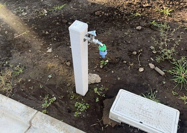 【その他設備】敷地内には、散水栓や立水栓があります。水道水を直接利用できるため、水を運ぶ手間を省くことが出来ます。大量の水を必要とする洗車作業や清掃などに役立ちます。その他設備とあわせて、現地でご確認ください。