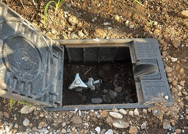 【外水栓】外水栓は、庭の水やりや洗車など、様々な用途に使える便利な設備です。ホースがしっかりと接続できるもの、水圧が安定しているものなど、使い勝手の良いものを選びましょう。また、凍結防止機能が付いているものなら、冬場でも安心して使用できます。