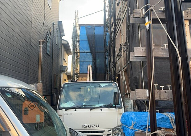 【外観_3】現地に行くなら、物件の周囲の地形がどうなっているかを見ることも大切です。周辺より低くなっている土地では、大雨などで水が集まりやすいため、地盤が弱くなっているということも考えられるため、注意が必要です。