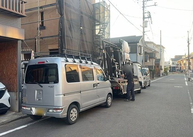 【前面道路含む現地写真_2】前面道路の幅員や歩道の有無、近隣の建物との距離感などは、実際の生活の利便性や安全性に大きく影響します。複数のアングルから前面道路の状況を確認することで、より具体的に生活イメージを描けます。