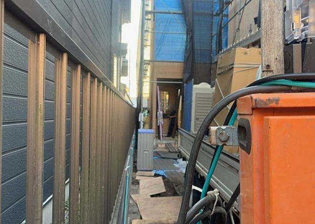 【玄関】玄関は家の顔でもあり、家族以外の目にも止まる場所です。玄関は外との間を仕切る扉、靴などをしまっておく収納スペース、靴脱ぎのたたきスペース、来客とのやり取りをするドアホンなど複数のアイテムからなります。