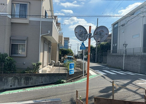 【物件からの展望_2】眺望を気にして物件を探す場合、前面に建物が建っていないか現地で確認しましょう!前面に建物があると景色はもちろん、日当たりや風通しにも影響が出てきます。住んだ時のことを想像しながら現地見学をしましょう。